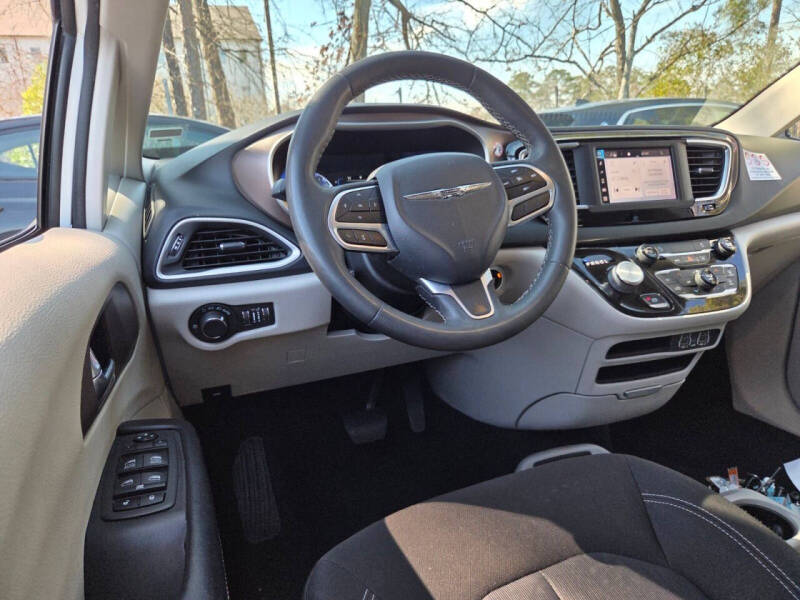 2022 Chrysler Voyager LX