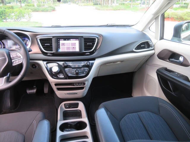 2022 Chrysler Voyager LX