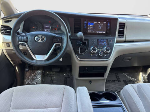 2017 Toyota Sienna LE 8-Passenger