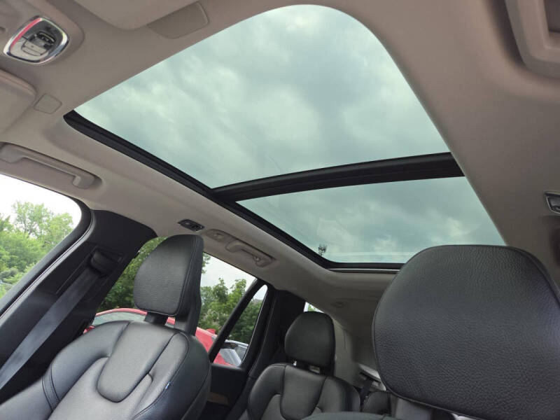 2022 Volvo XC90 T6 Momentum 6-Passenger