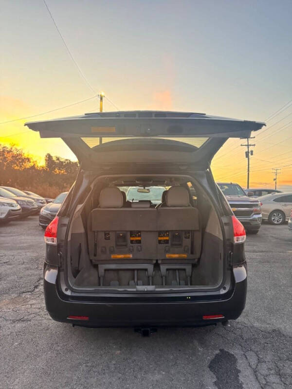 2013 Toyota Sienna XLE 8-Passenger