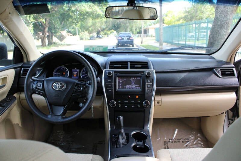 2016 Toyota Camry LE photo 12