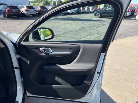 2024 Volvo XC40 B5 Plus Dark Theme