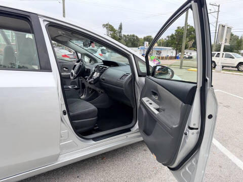 2014 Toyota Prius v Five
