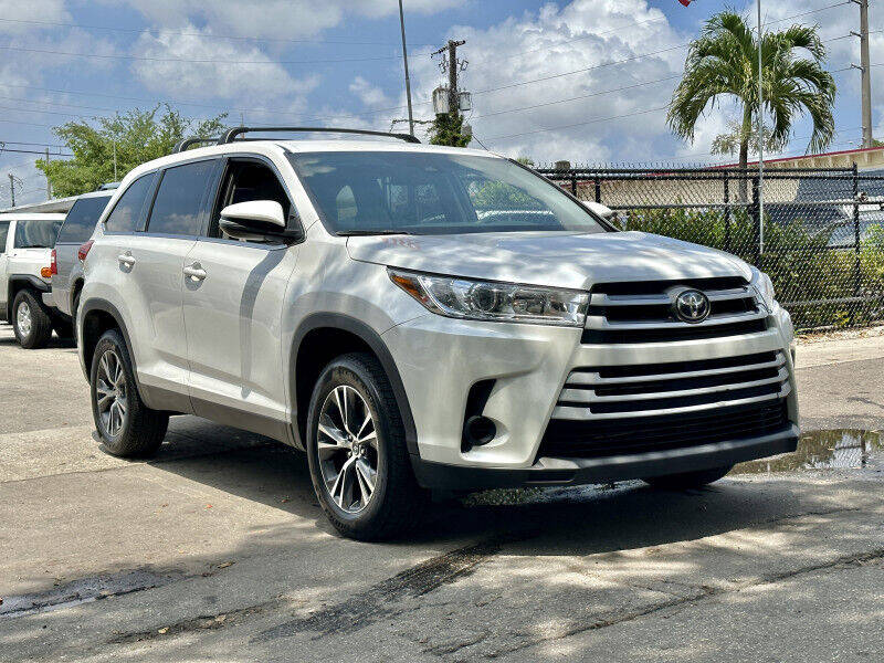 2019 Toyota Highlander SUV - $32,995
