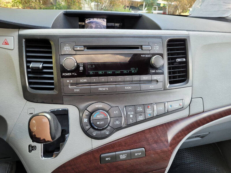 2014 Toyota Sienna XLE 7-Passenger Auto Access Seat