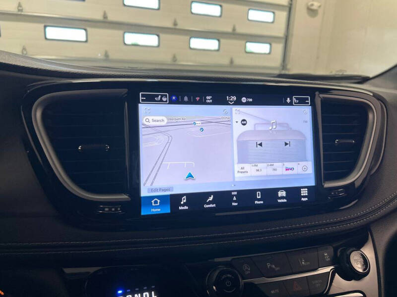 2027 Chrysler Pacifica Select