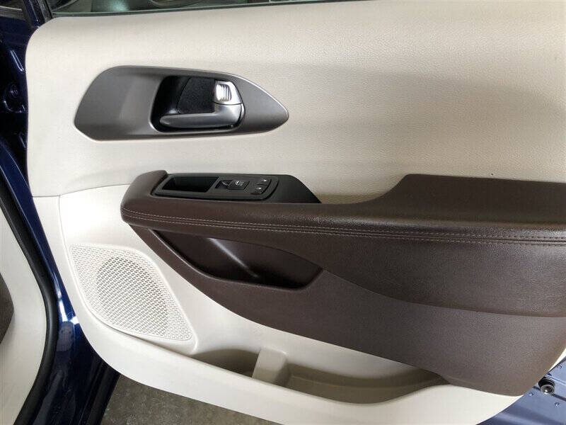 2020 Chrysler Voyager LX