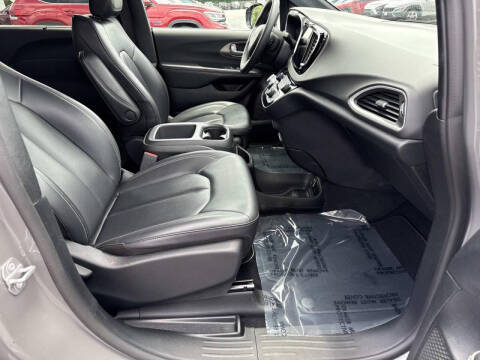 2025 Chrysler Pacifica Select