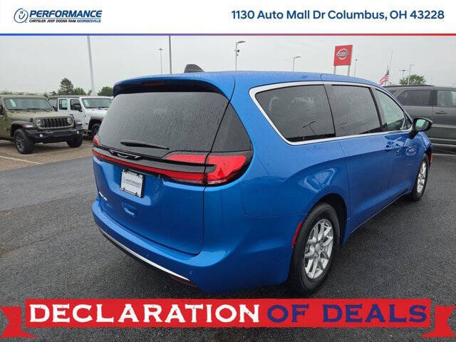 2027 Chrysler Pacifica Select
