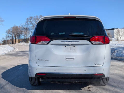 2017 Chrysler Pacifica Touring-L Plus
