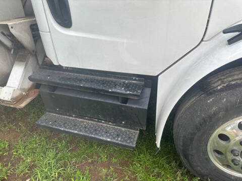 2012 Freightliner M2 106