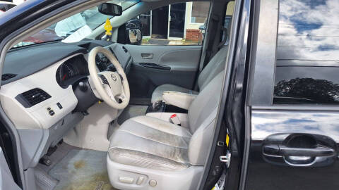 2011 Toyota Sienna LE 7-Passenger Auto Access Seat