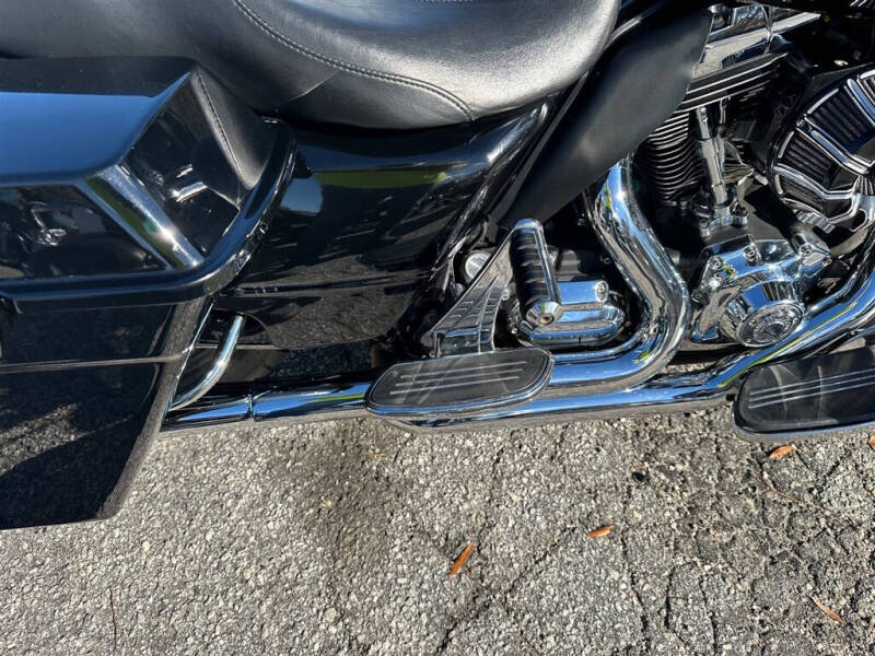 2011 Harley-Davidson FLHX -