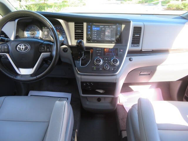 2017 Toyota Sienna XLE Premium 8-Passenger