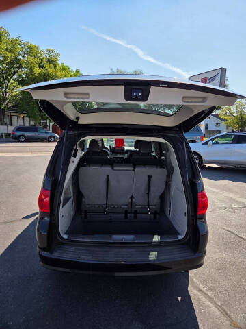 2013 Volkswagen Routan SE