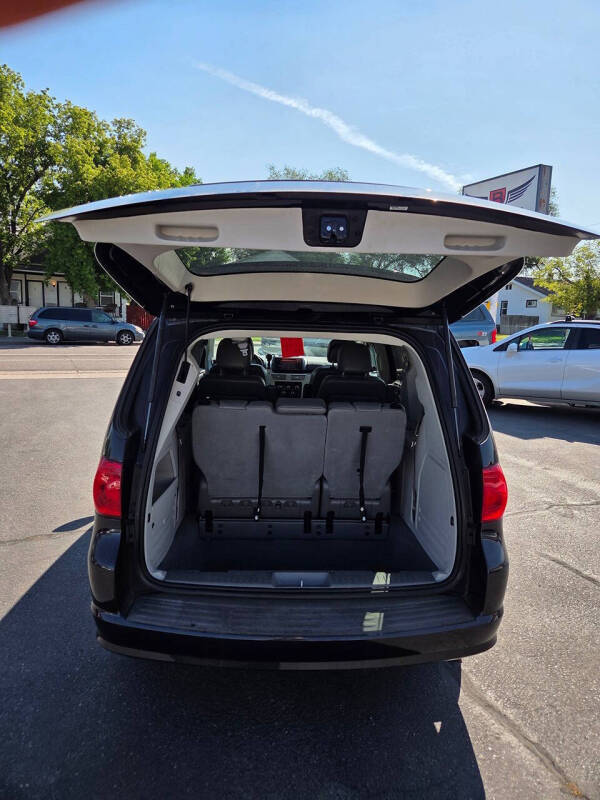 2013 Volkswagen Routan SE