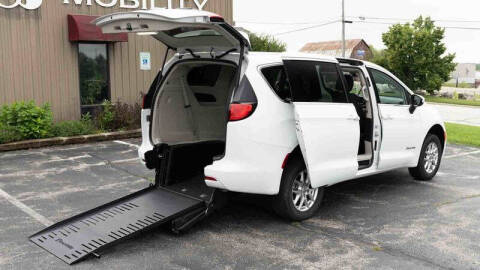 2022 Chrysler Voyager LX