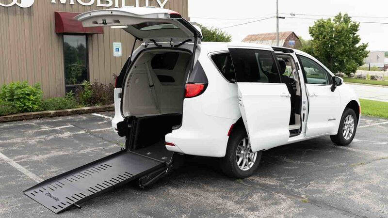 2022 Chrysler Voyager LX's photo