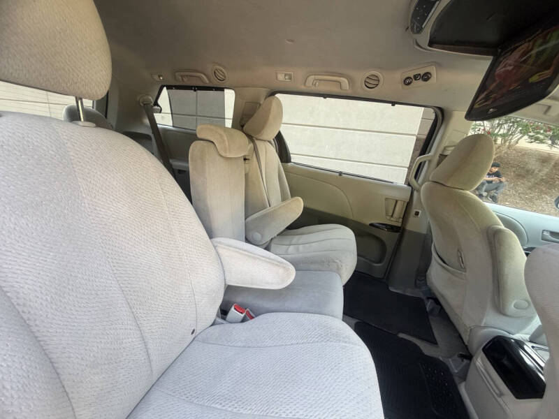 2012 Toyota Sienna LE 8-Passenger