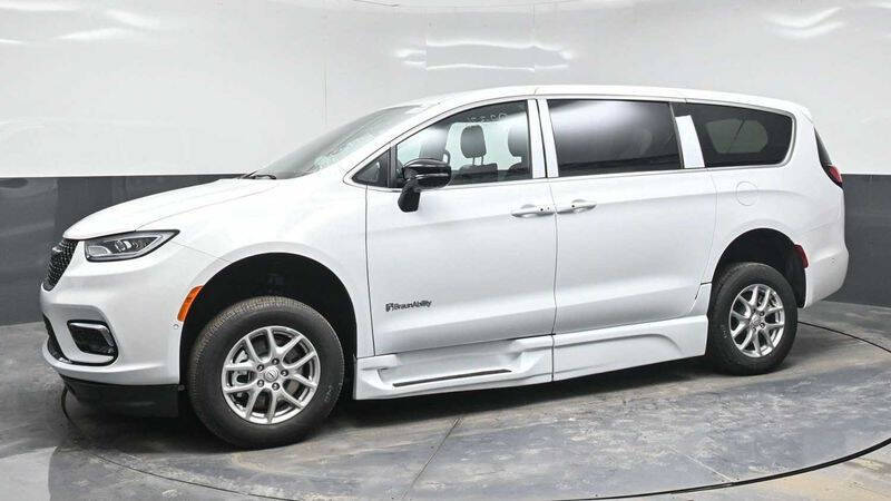 2025 Chrysler Pacifica Select