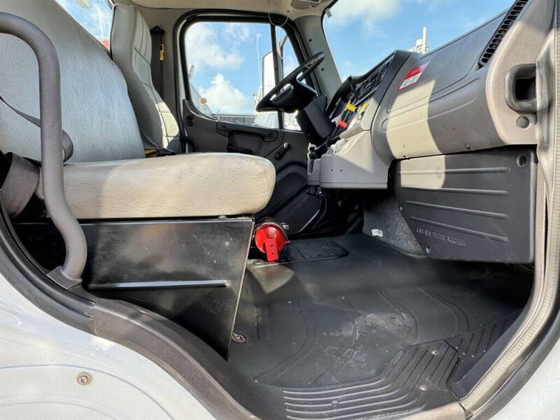 2017 Freightliner M2 106