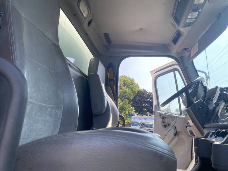 2006 Freightliner M2 106