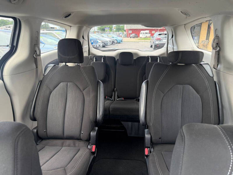 2023 Chrysler Voyager LX