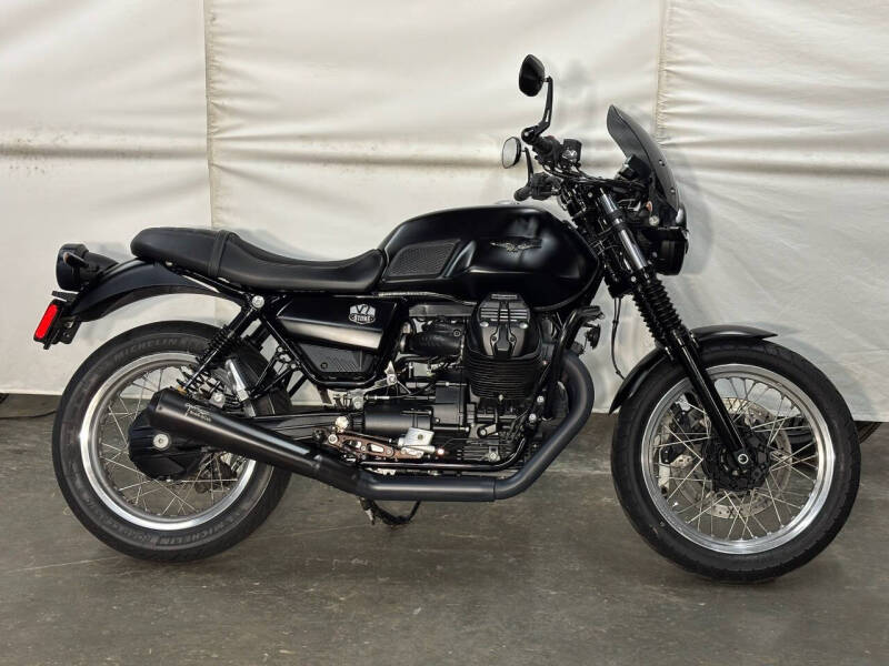 2022 Moto Guzzi V7 Stone