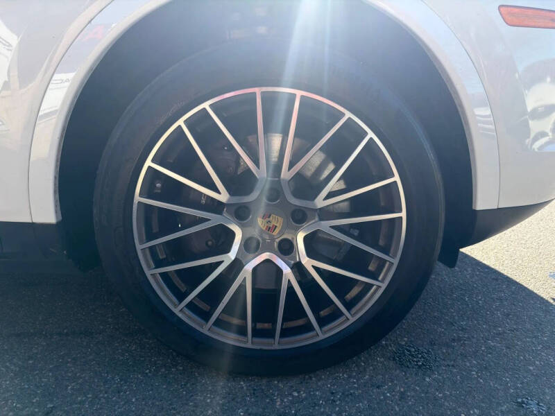 2022 Porsche Cayenne Platinum Edition