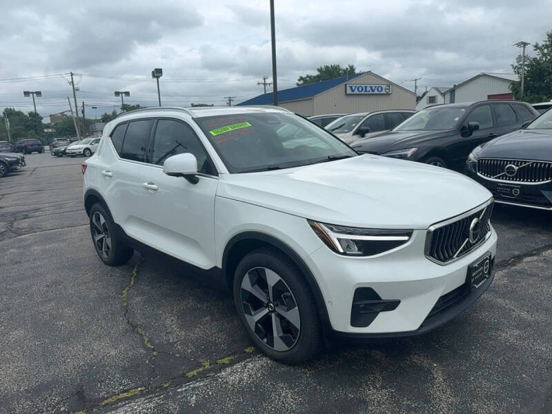 2025 Volvo XC40 B5 Plus Bright Theme
