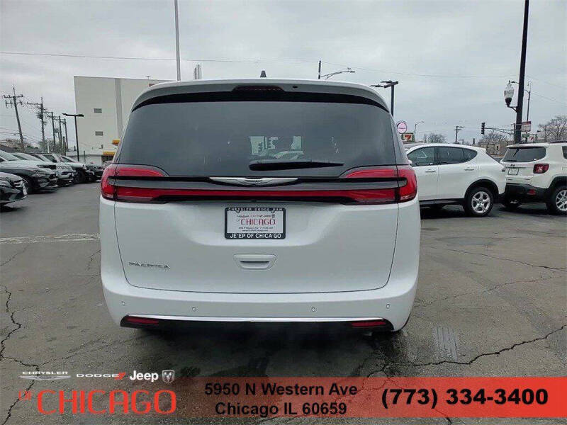 2025 Chrysler Pacifica Select