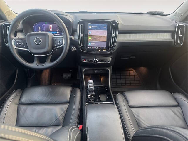 2023 Volvo XC40 B5 Plus Dark Theme