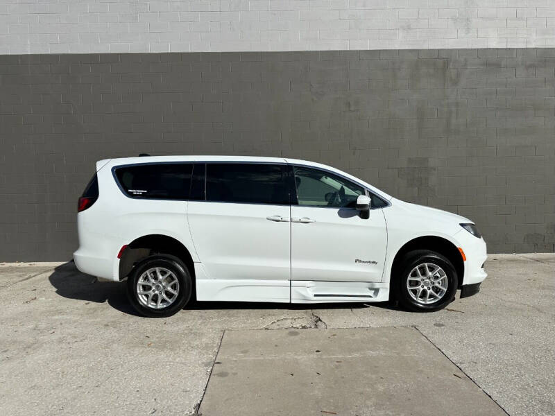 2022 Chrysler Voyager LX
