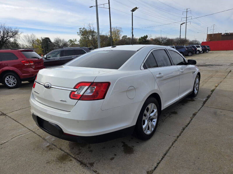 2011 Ford Taurus SEL photo 5