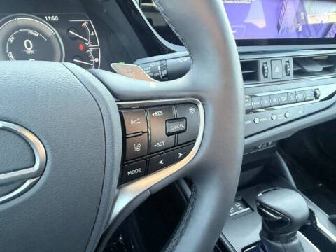 2025 Lexus ES 300h F SPORT Design