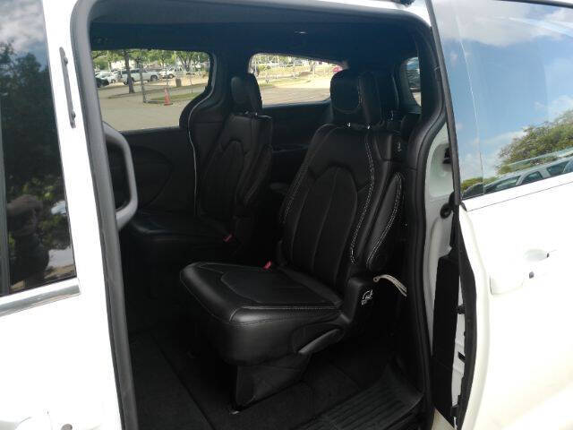 2025 Chrysler Pacifica Select