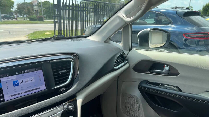 2022 Chrysler Voyager LX