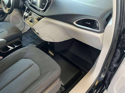 2022 Chrysler Voyager LX