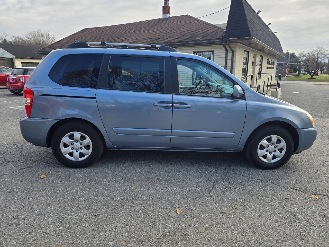 2008 Kia Sedona for sale at QUEENSGATE AUTO SALES in York, PA