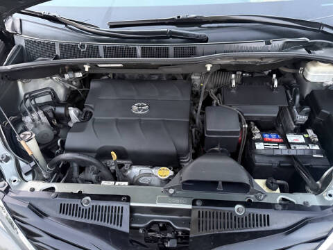 2013 Toyota Sienna LE 8-Passenger