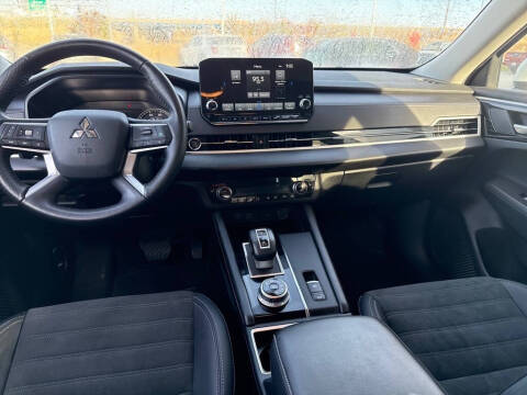 2024 Mitsubishi Outlander SE