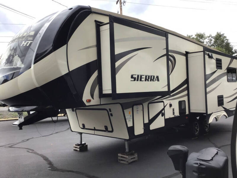 2018 Forest River Sierra 2850RL / 31ft