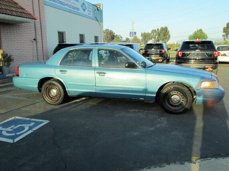 2002 Ford Crown Victoria null photo 3