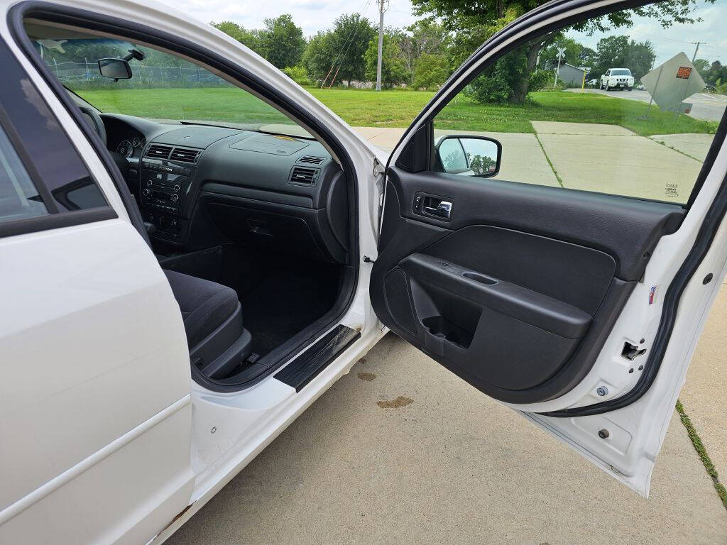 2009 Ford Fusion for sale at Bigfoot Auto in Hiawatha, IA