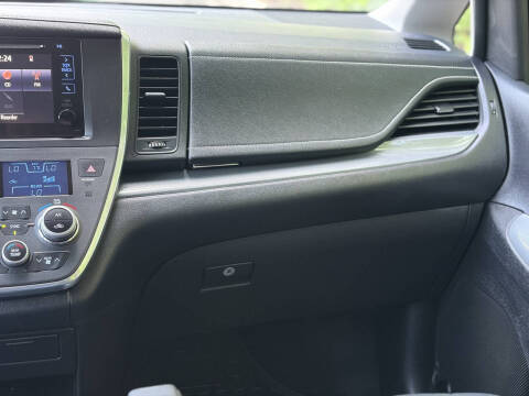 2017 Toyota Sienna SE 8-Passenger
