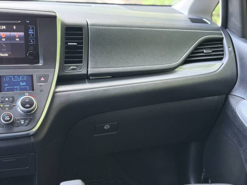 2017 Toyota Sienna SE 8-Passenger