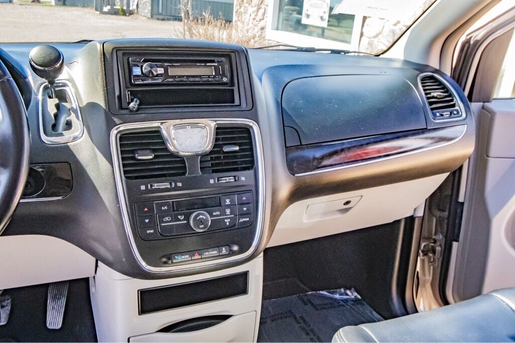 2014 Chrysler Town and Country 79