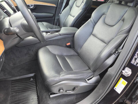 2022 Volvo XC90 T6 Momentum 6-Passenger