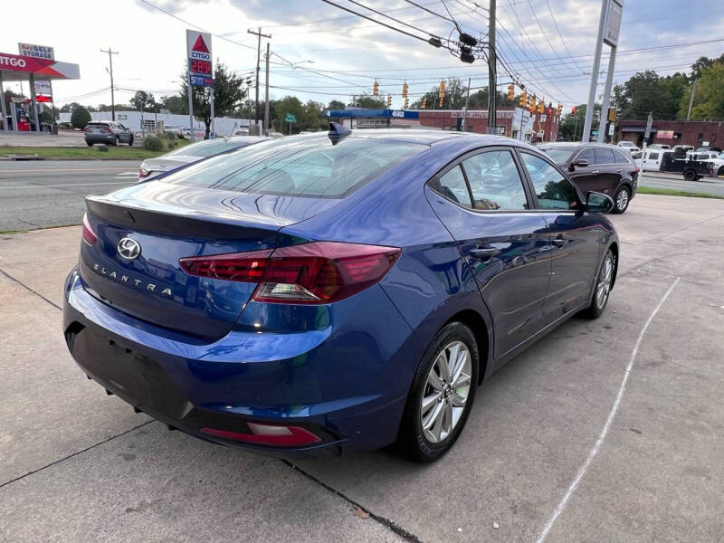 2019 Hyundai Elantra SEL photo 17